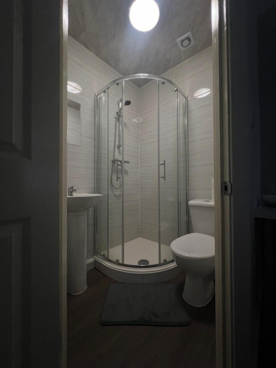 Deluxe Ensuite Double Room With Ensuite Ковентри Экстерьер фото