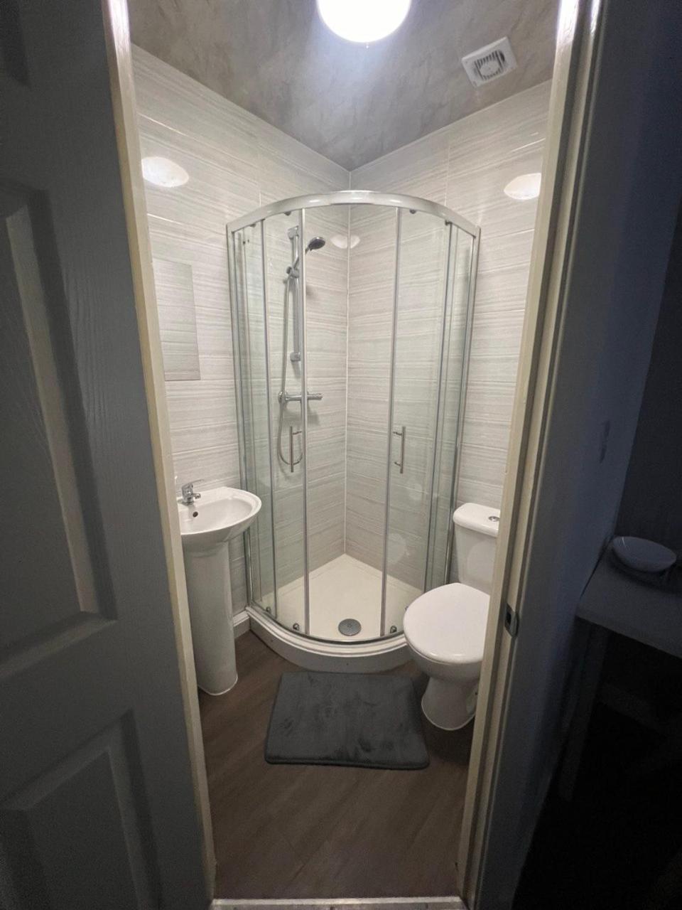 Deluxe Ensuite Double Room With Ensuite Ковентри Экстерьер фото